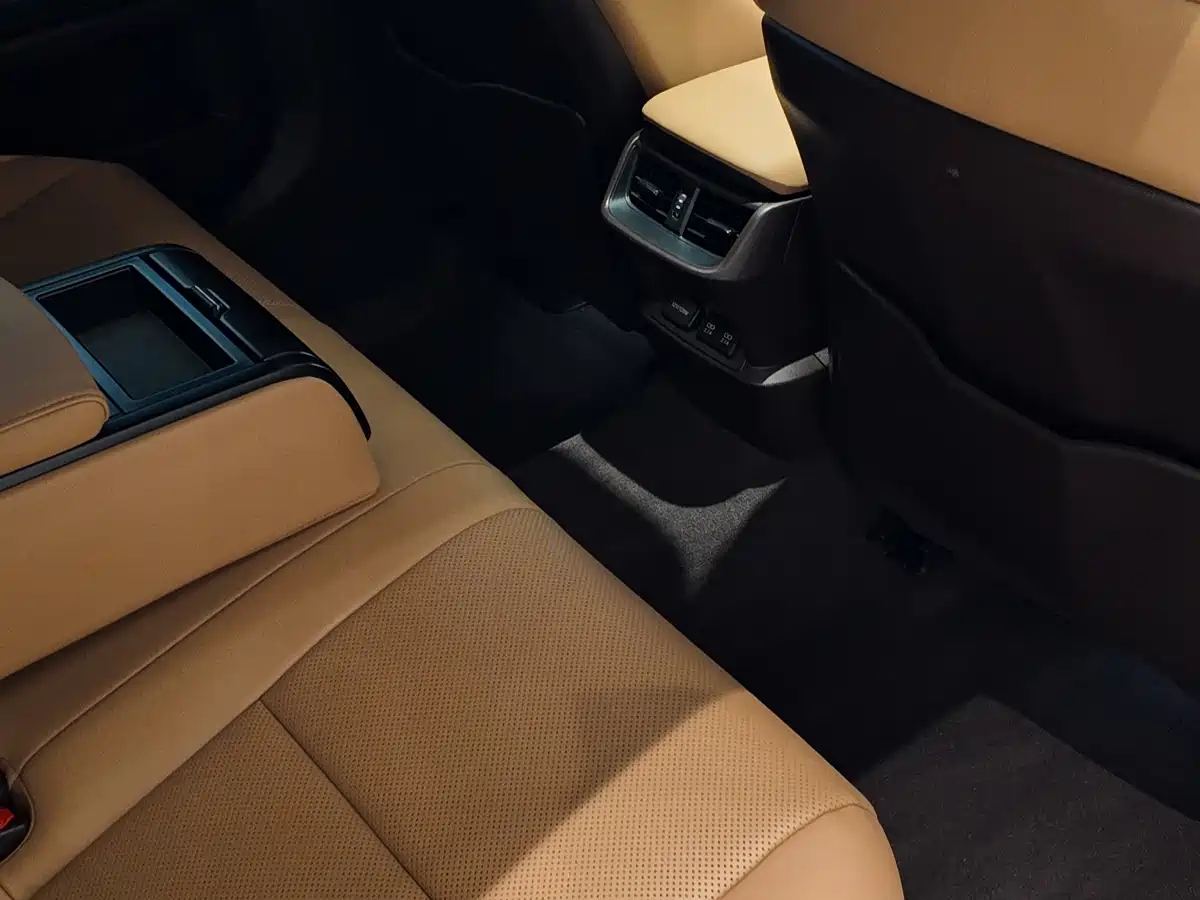 صورة 12 - Lexus ES
