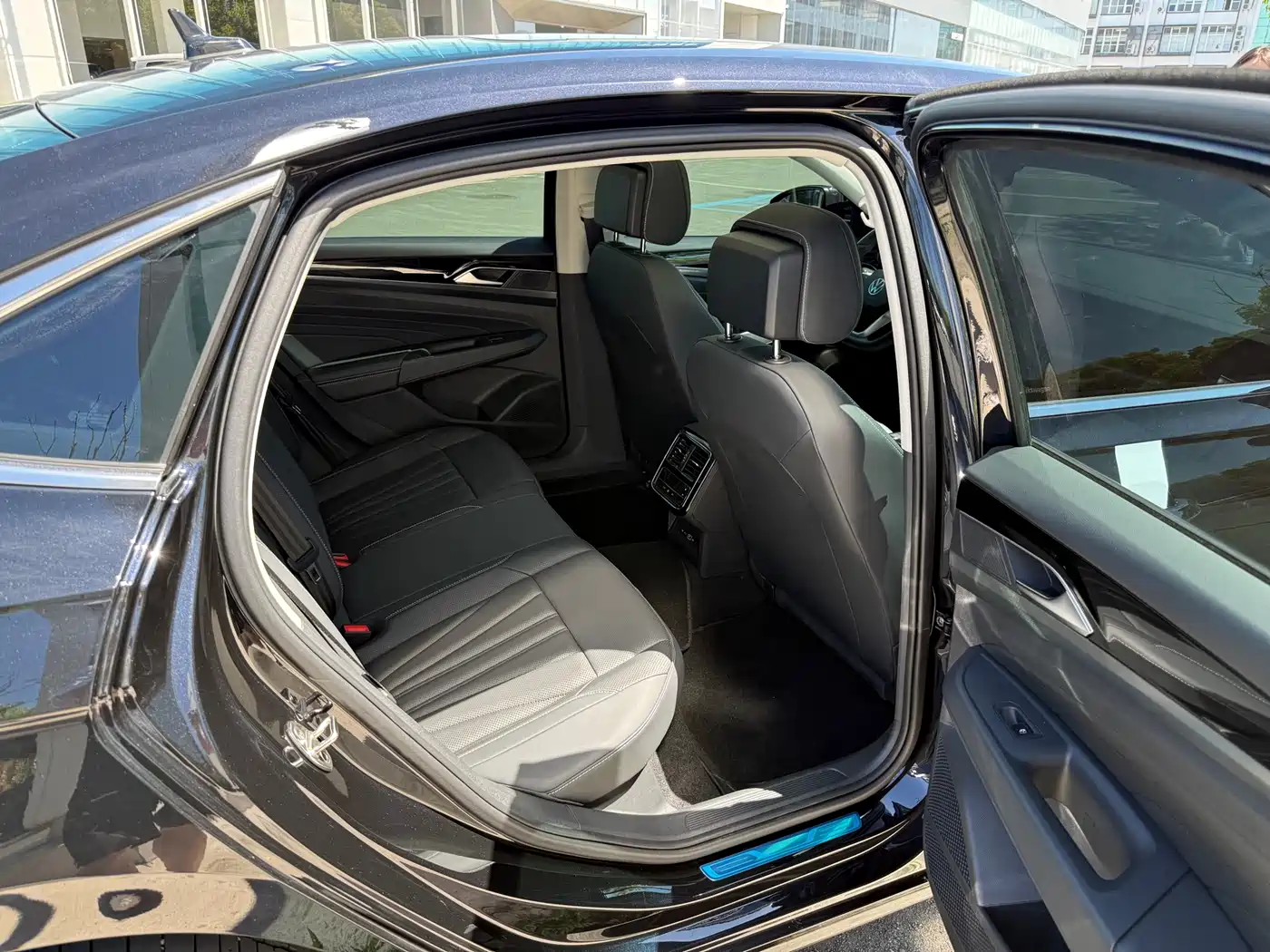Volkswagen Passat 2024 380TSI Starlight Luxury Edition фото 15