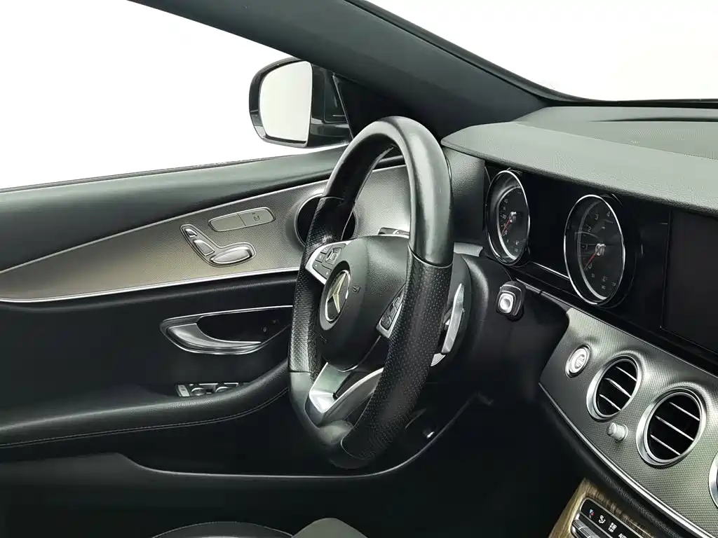 Фото 22 - Mercedes-Benz E-Class