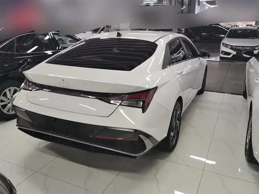Hyundai Elantra 2021 1.5L CVT LUX Premium Edition фото 3