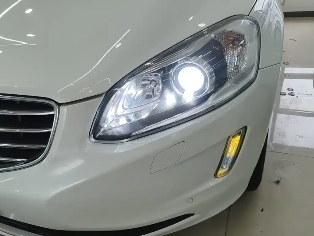 Фото 24 - Volvo XC60