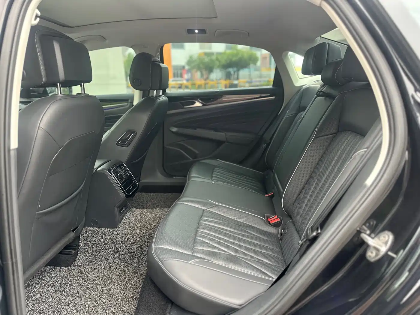 Volkswagen Passat 2023 330TSI Starlight Luxury Edition фото 9