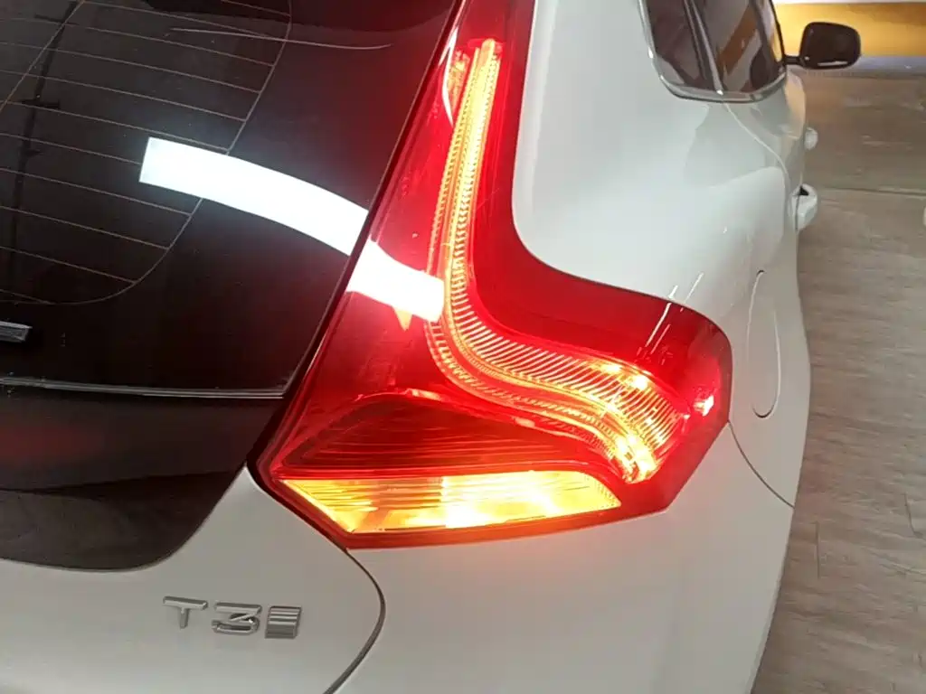 Volvo V40 2017 2018 T3 R-Design Edition