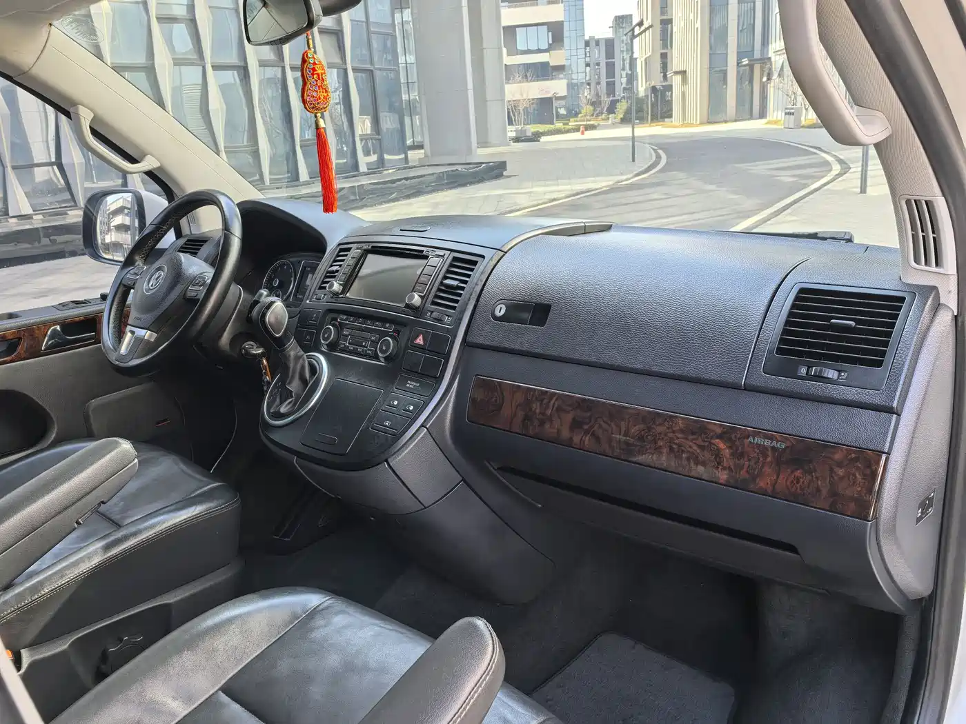 Volkswagen Multivan 2016 2.0TSI 2WD 66th Anniversary Edition фото 13