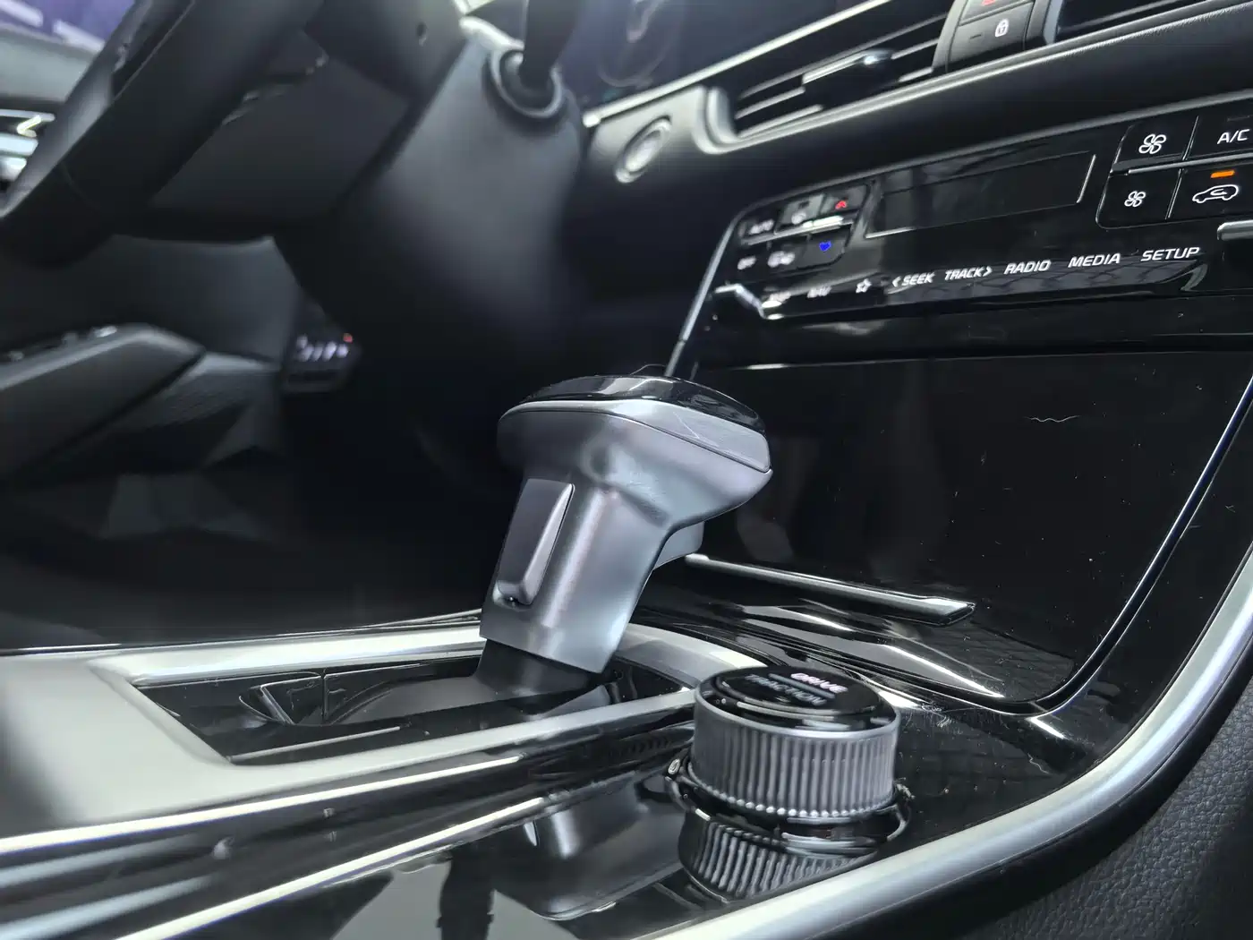 Kia Seltos 2023 1.5L CVT Premium Edition фото 15