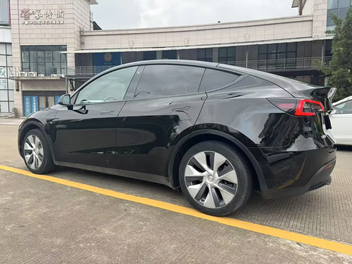TESLA MODEL Y