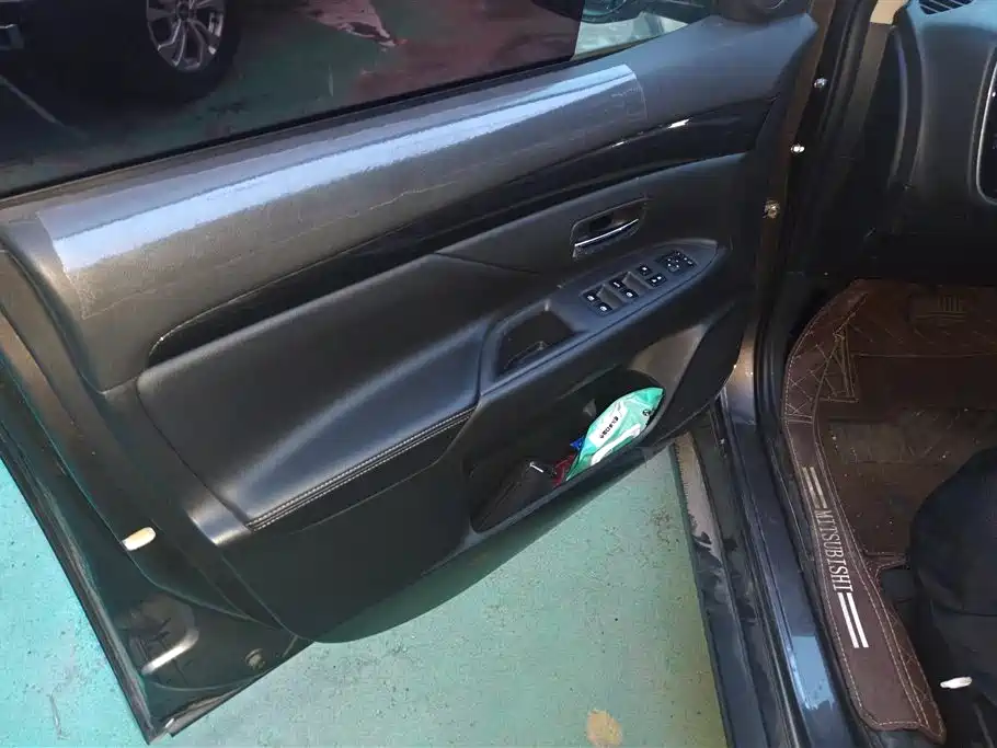 MITSUBISHI OUTLANDER
