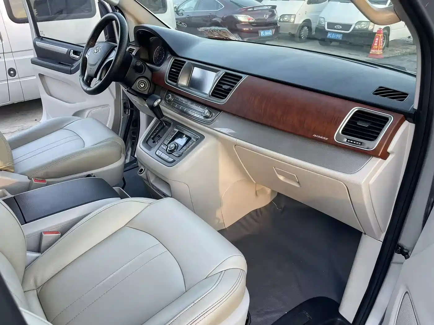 SAIC Maxus Maxus G10 2015 2.0T Automatic Commemorative Edition фото 6