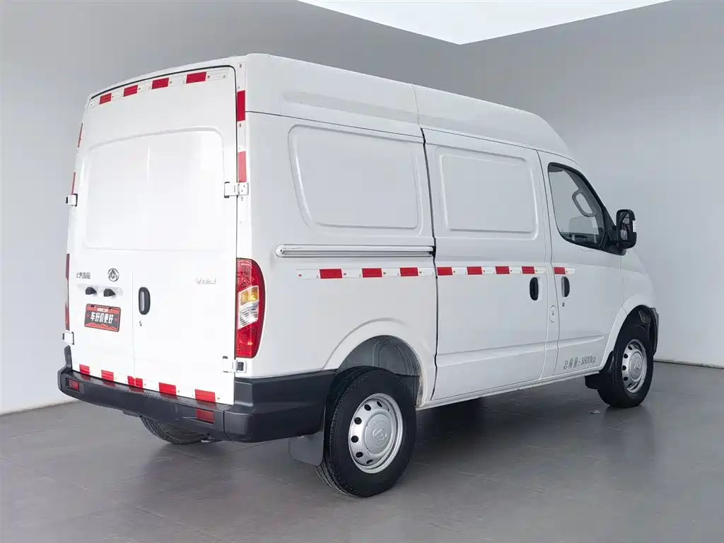 SAIC Maxus Xintu V80 2020 2.5T Manual Classic City Delivery King Short Wheelbase Medium Roof 2/3-seater фото 2