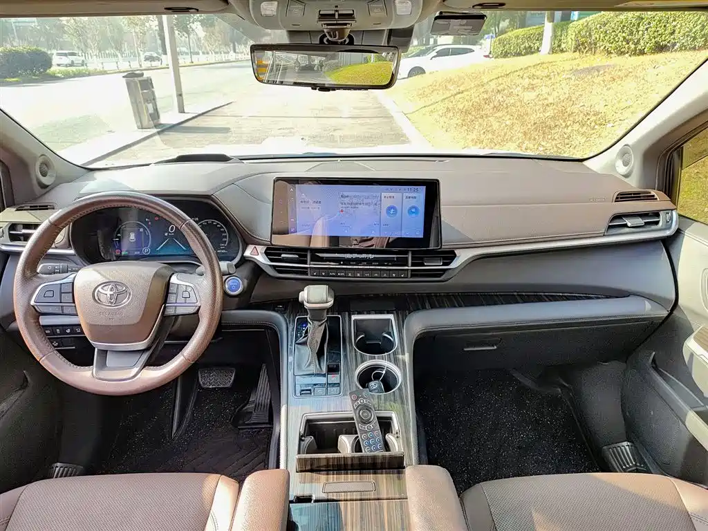 Toyota Sienna 2023 2.5L Hybrid Platinum Edition фото 6