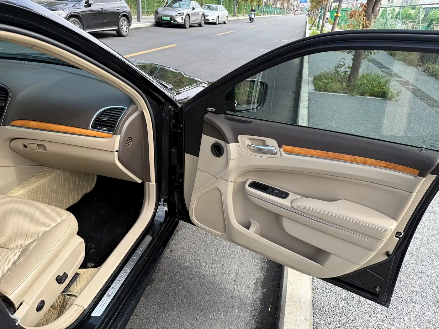 Chrysler 300C (Import) 2014 2013 Model 3.6L Premium Comfort Edition