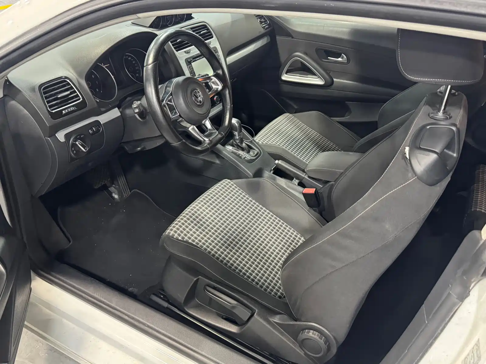 Photo 2 - Volkswagen Scirocco