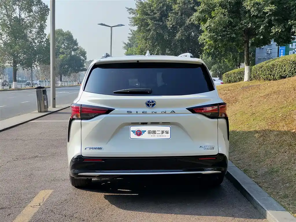 Toyota Sienna 2023 2.5L Hybrid Platinum Edition фото 5