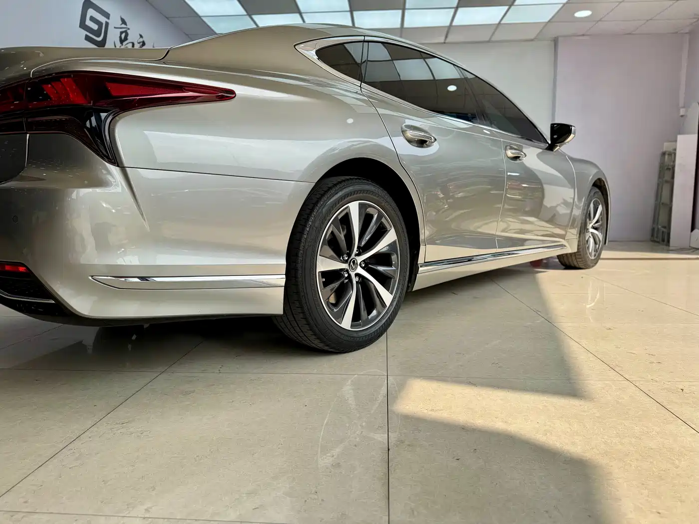 Lexus LS 2021 500h Excellence Edition фото 26