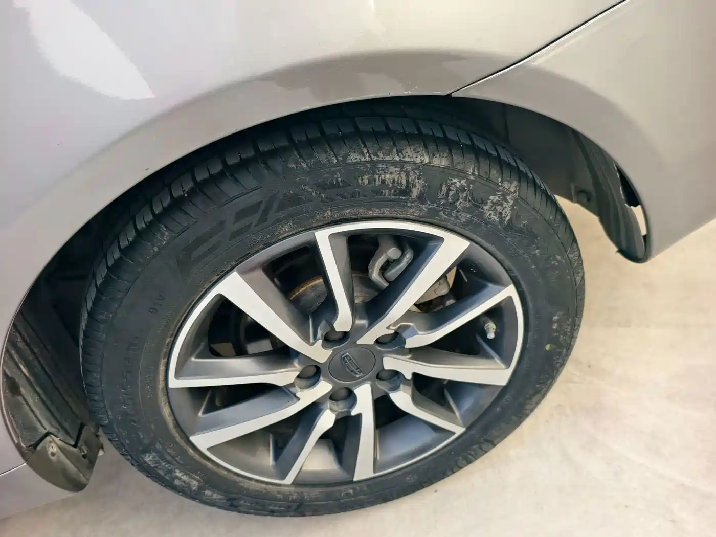 Фото 9 - Geely Emgrand
