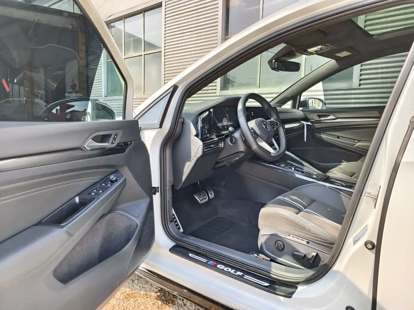 Volkswagen Golf 2023 Model 280TSI DSG R-Line фото 7