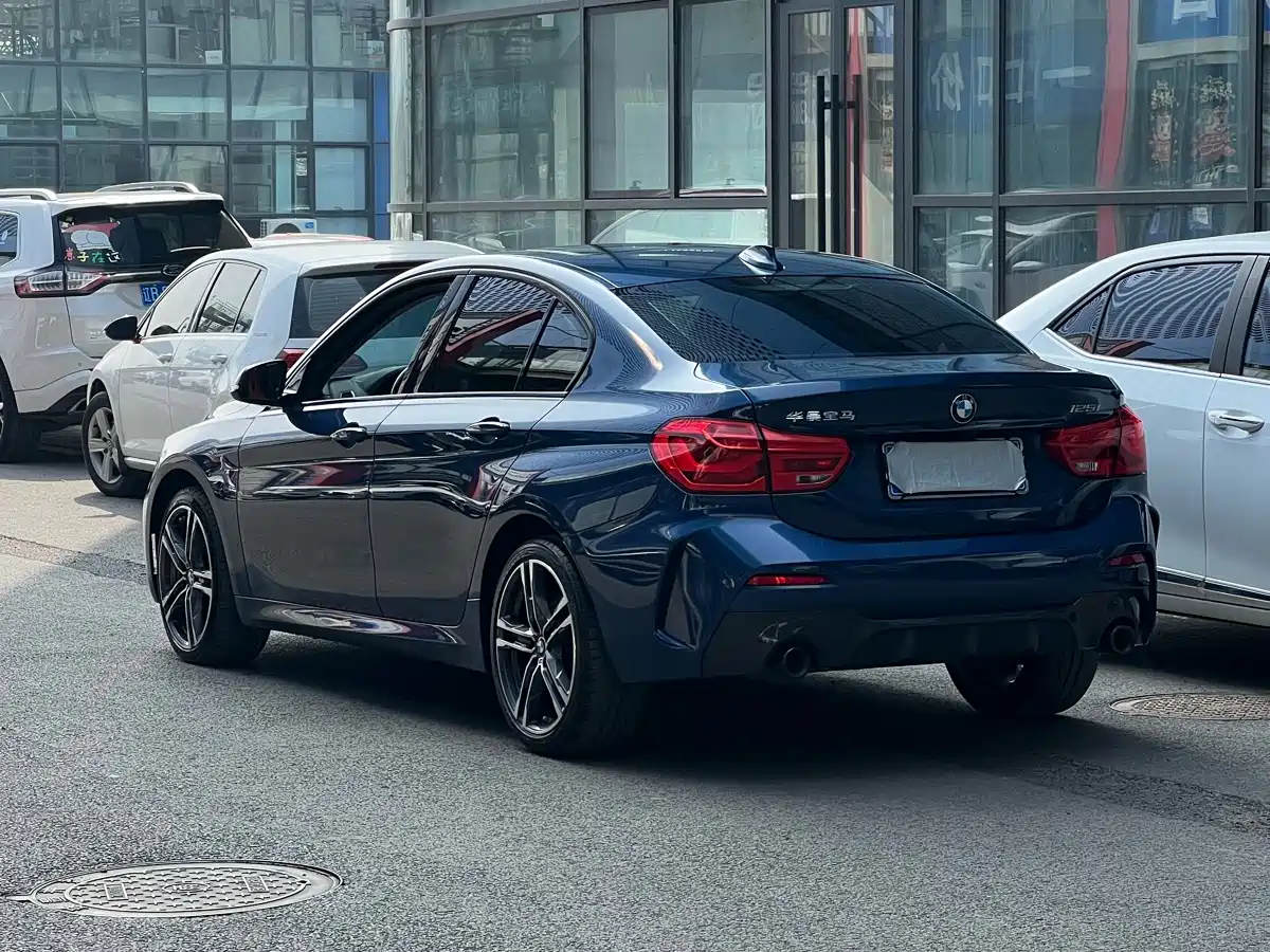 BMW 1 Series 2021 125i M Sport Black Night Edition фото 4