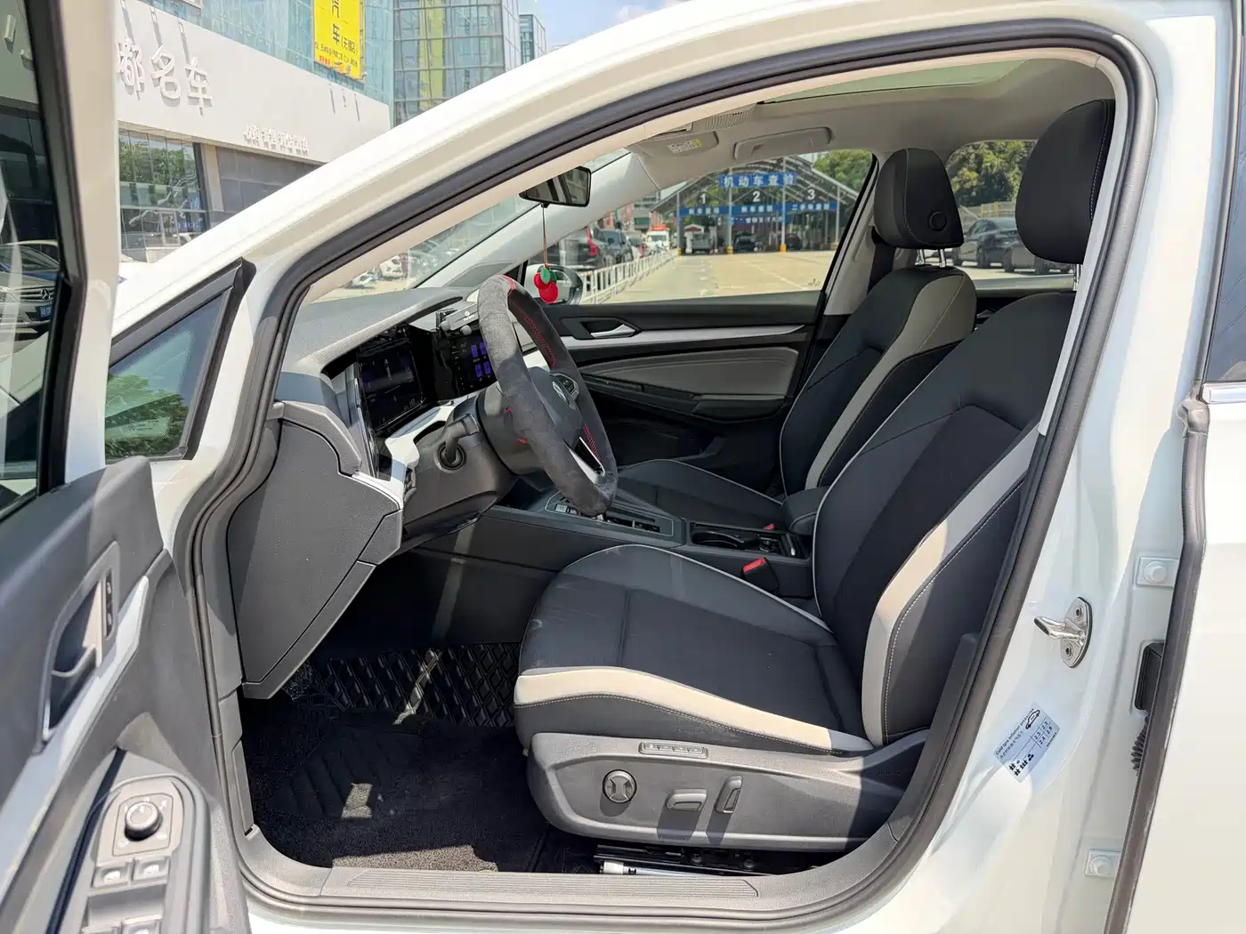 Volkswagen Golf 2023 Facelift 280TSI DSG Pro фото 8