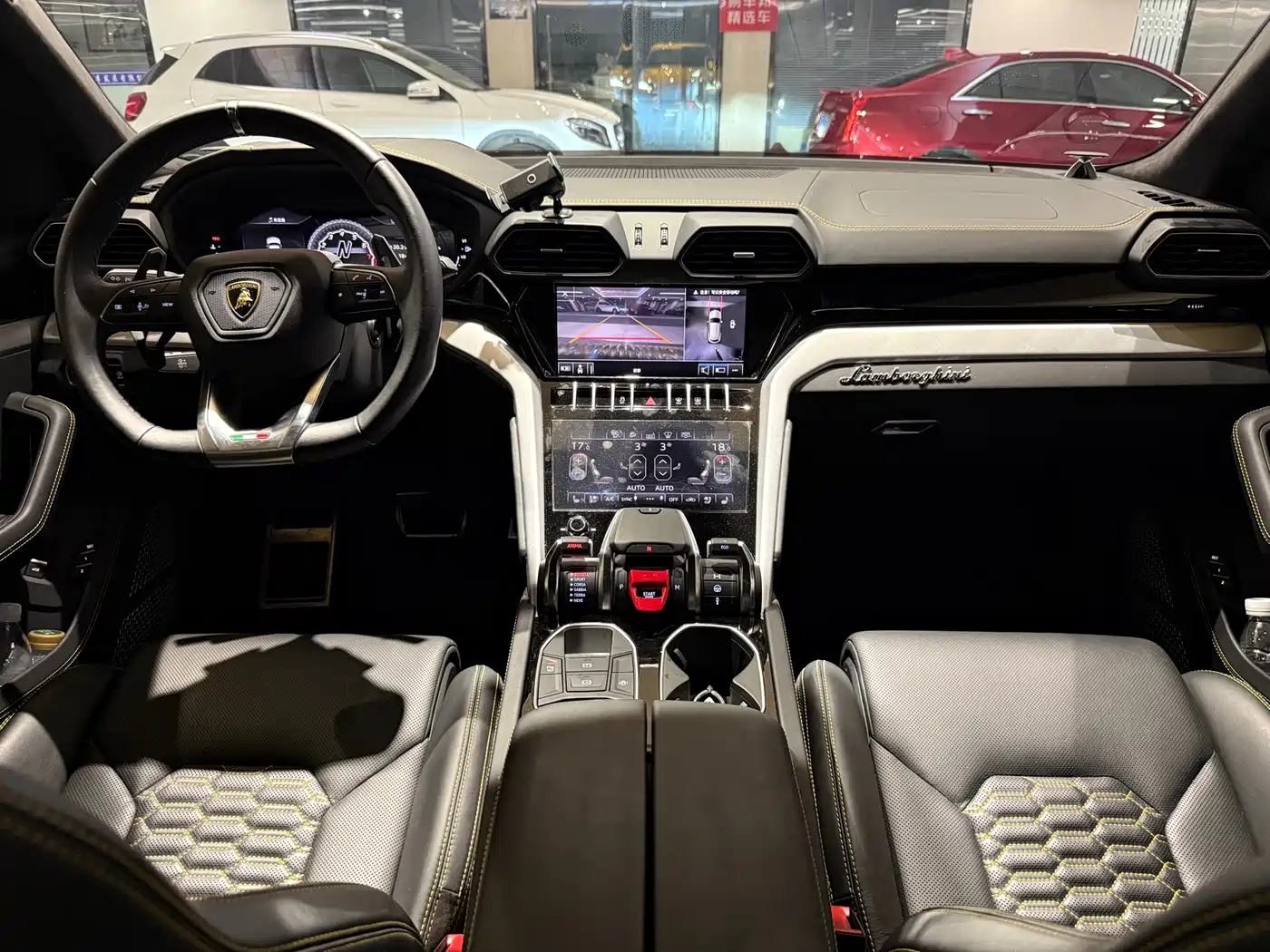 LAMBORGHINI URUS