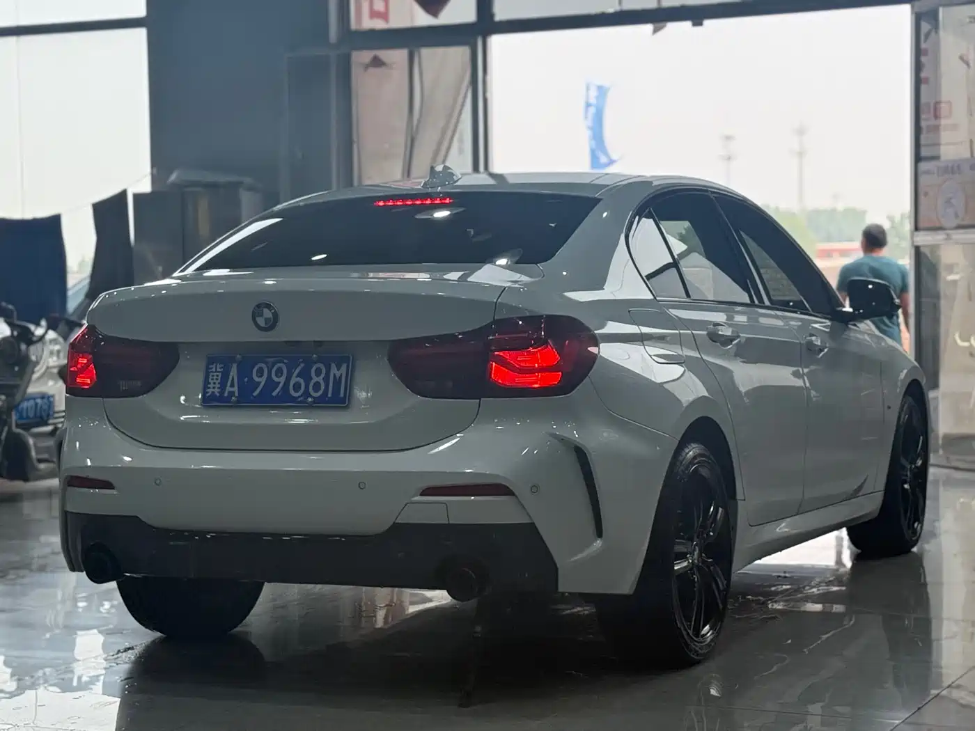 BMW 1 Series 2023 125i M Sport Shadow Edition фото 14