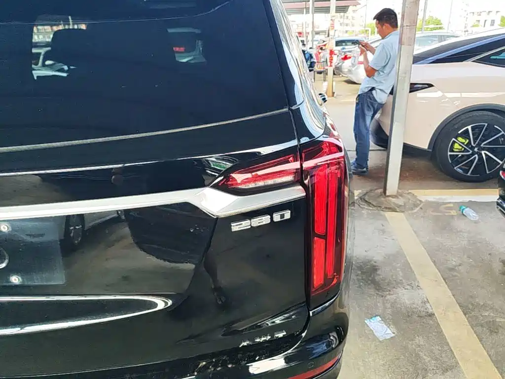 Photo 8 - Cadillac XT6