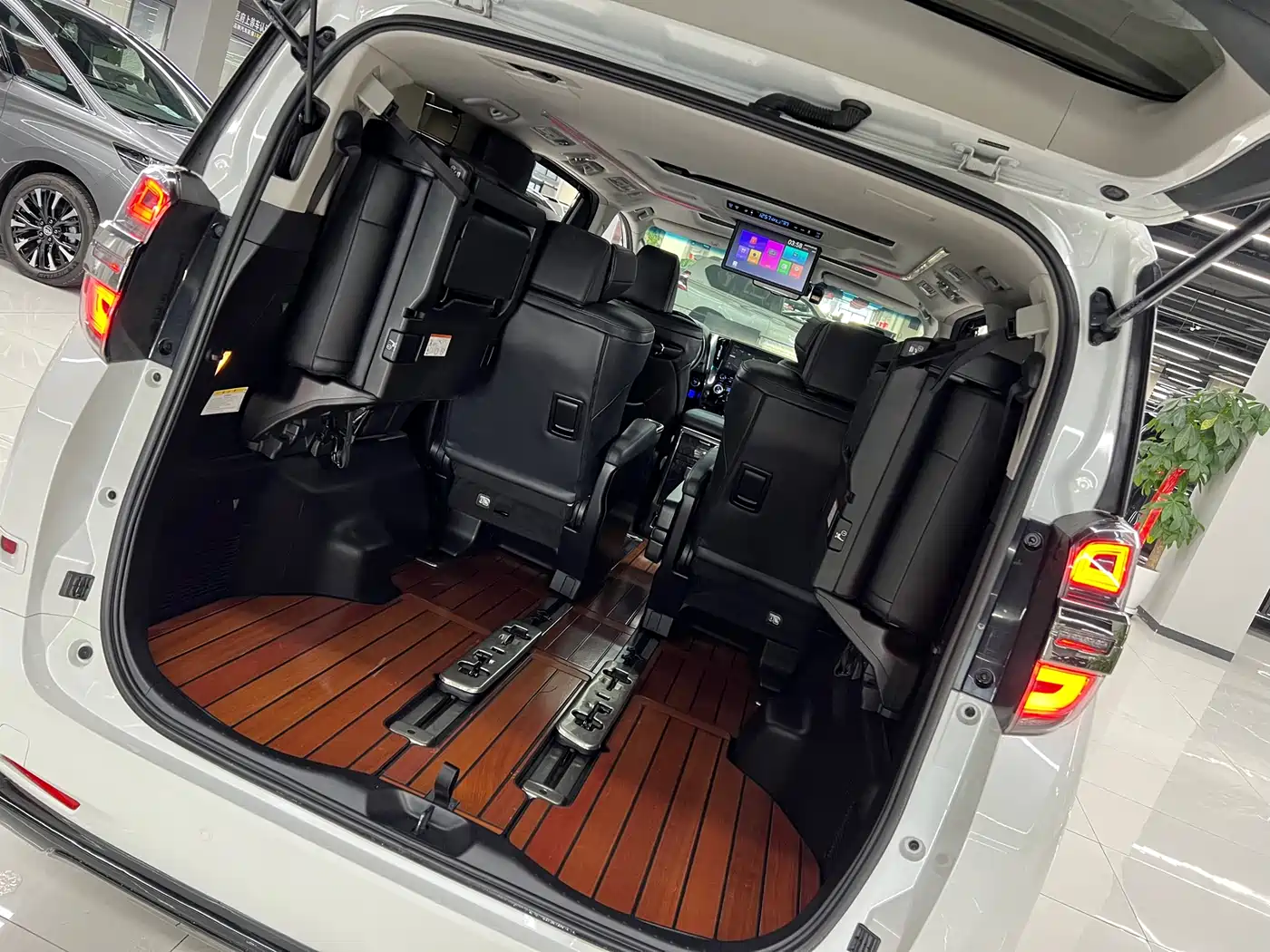 Toyota Vellfire 2021 Crown Hybrid 2.5L HV Luxury Edition фото 8