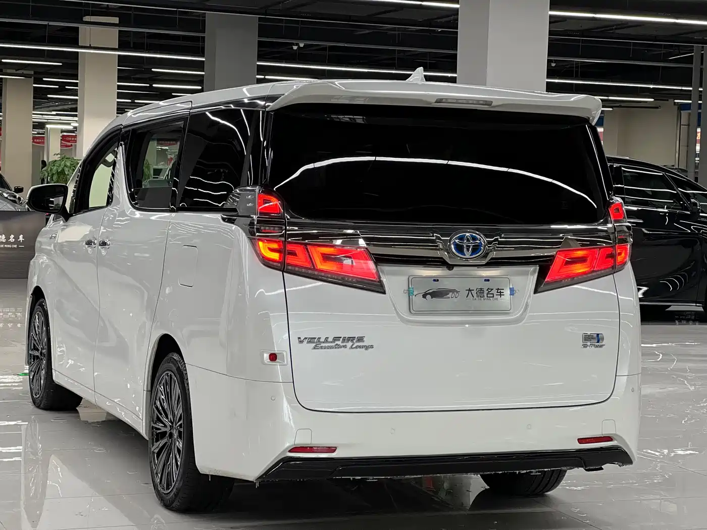 Toyota Vellfire 2021 Crown Hybrid 2.5L HV Luxury Edition фото 6
