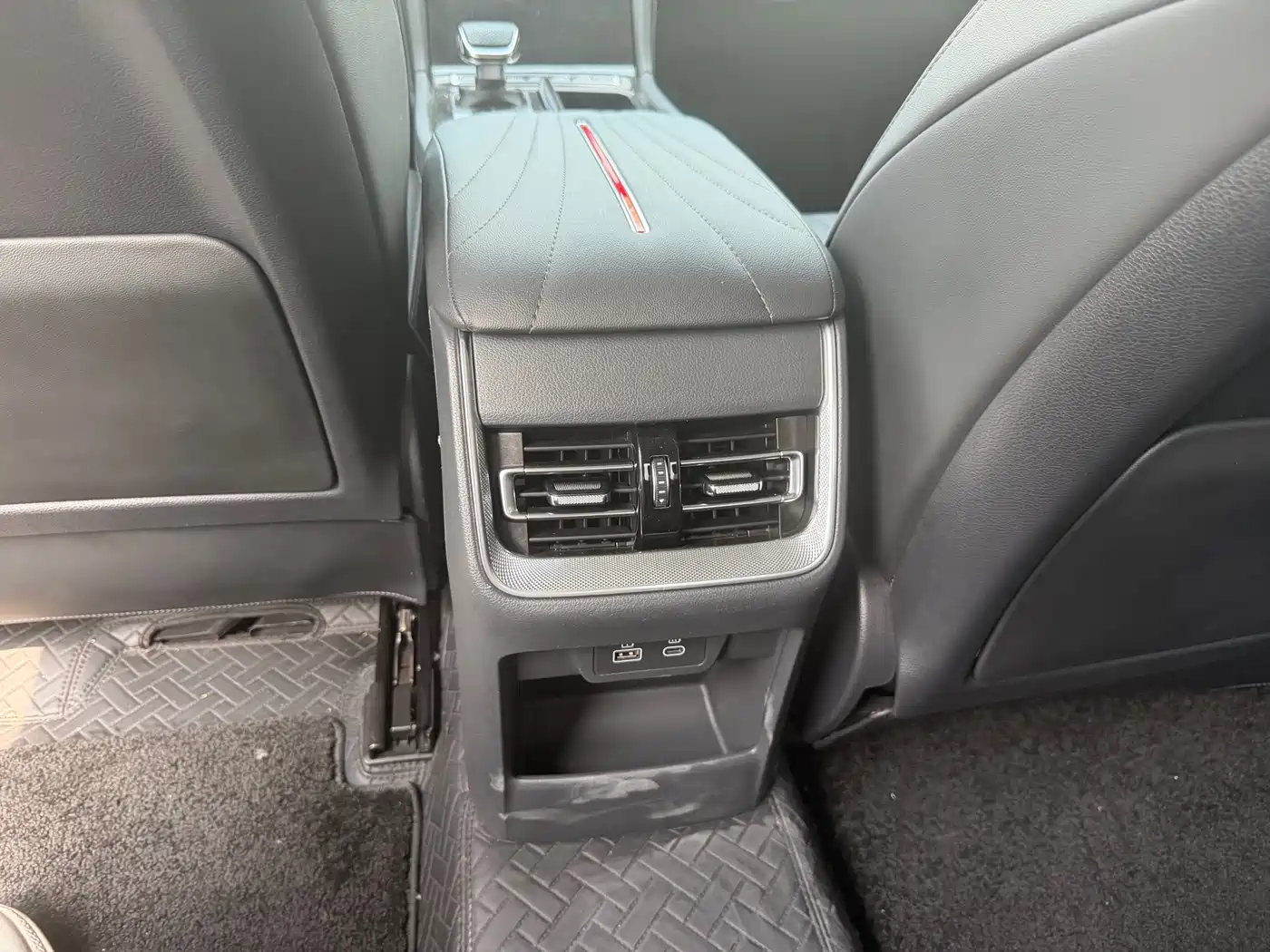 Hongqi H5 2025 1.5T DCT Flag Rhythm 500,000 Units Memorial Edition фото 11