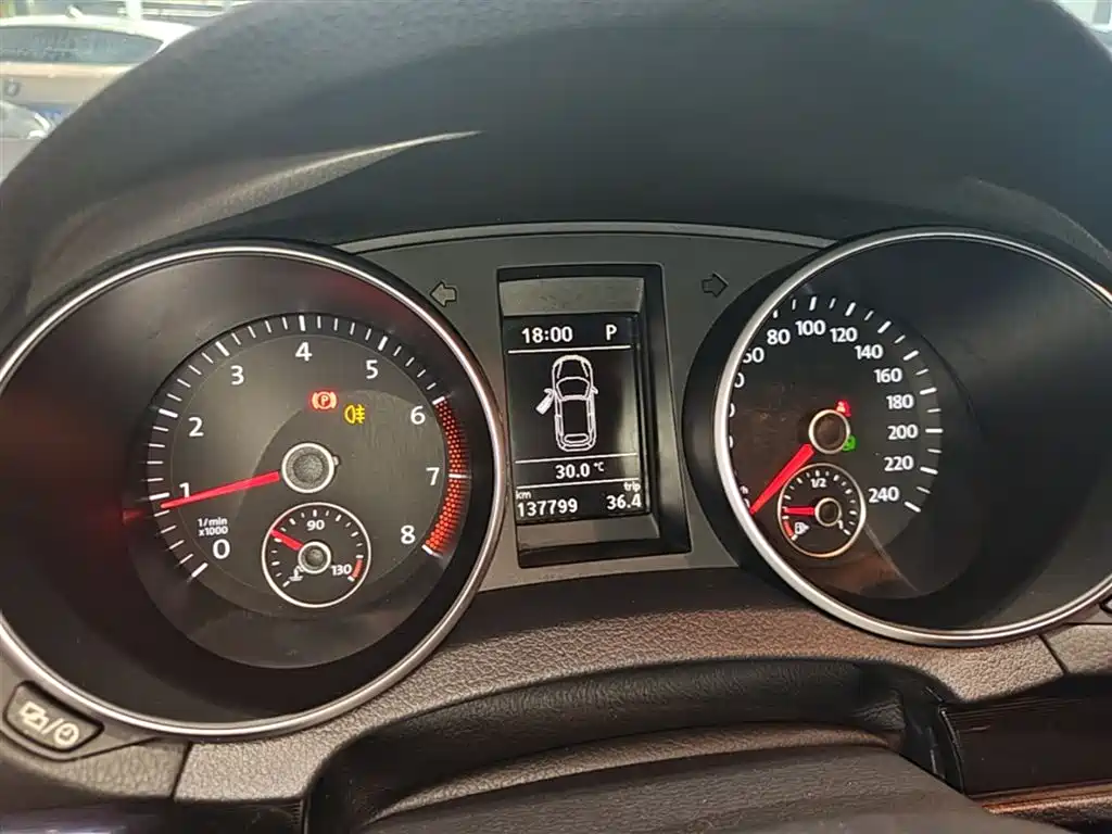 Volkswagen Golf (Import) 2012 1.4TSI Luxury Convertible Edition фото 12