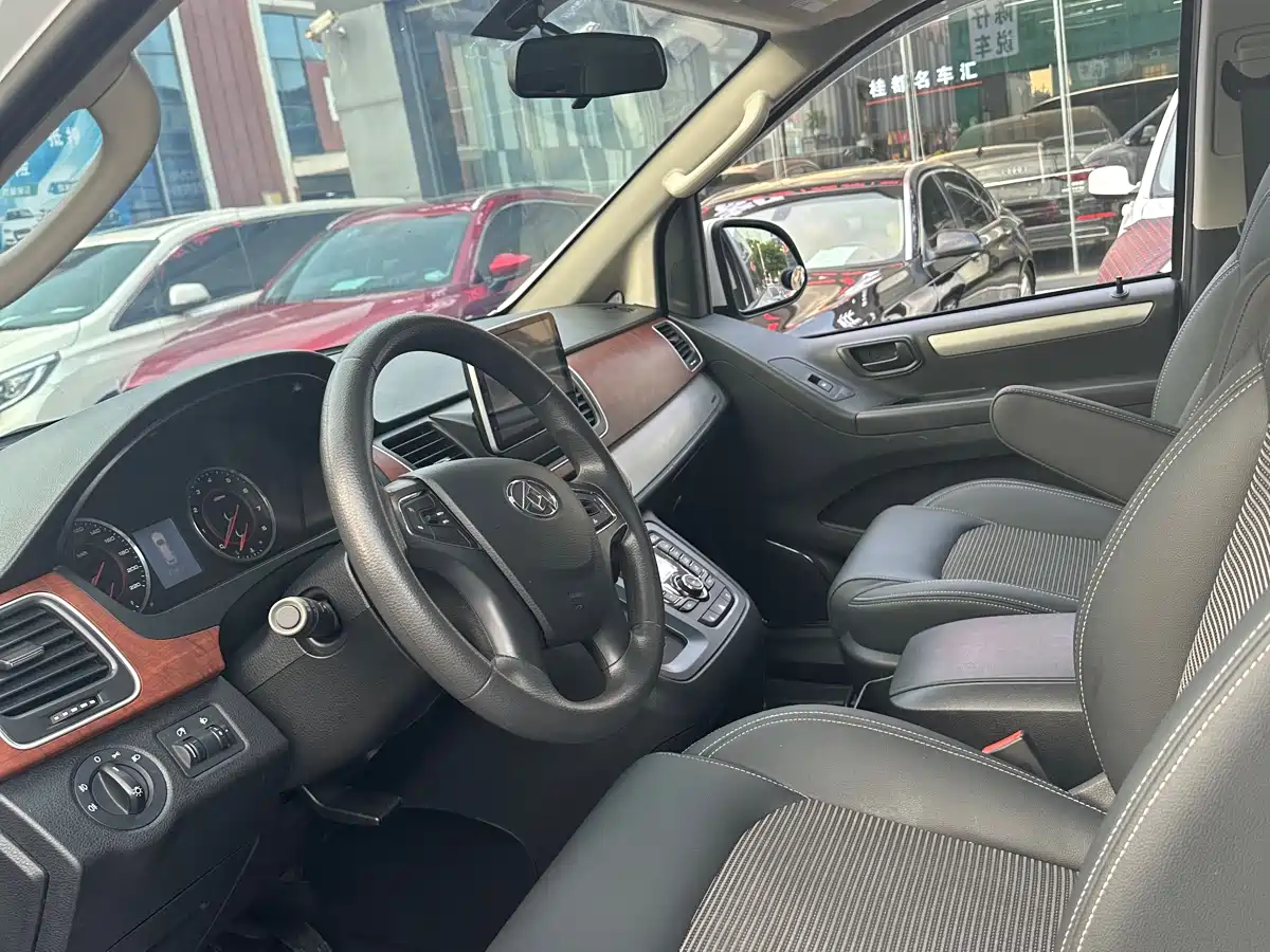 SAIC Maxus Maxus G10 2016 2.0T Automatic Executive Edition фото 8