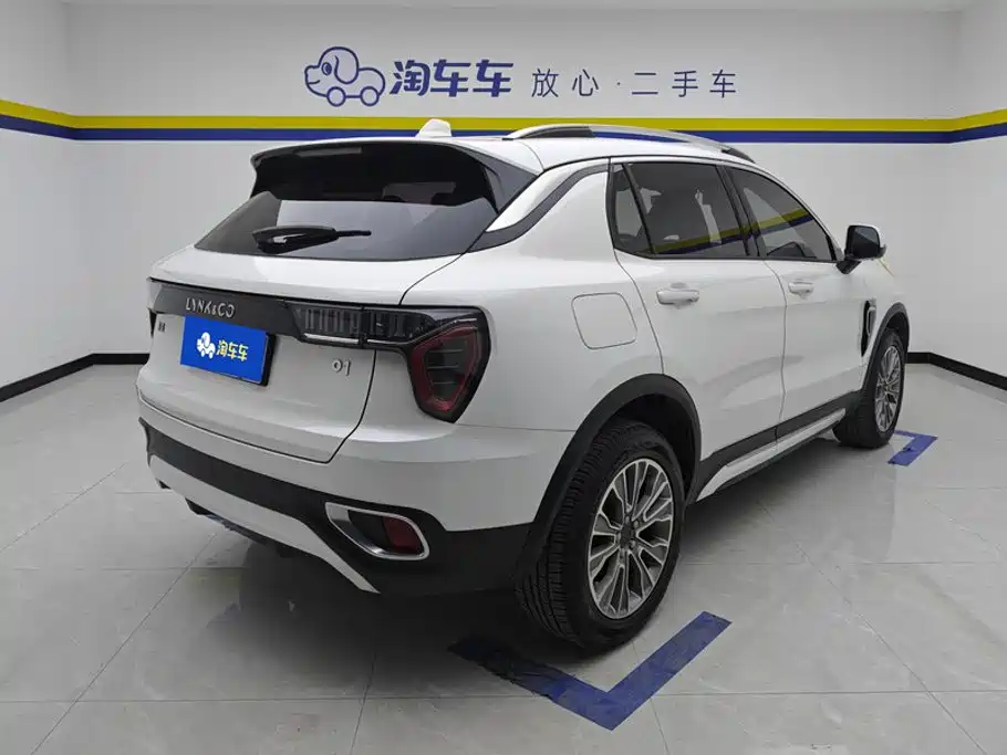 Фото 3 - Lynk & Co 01