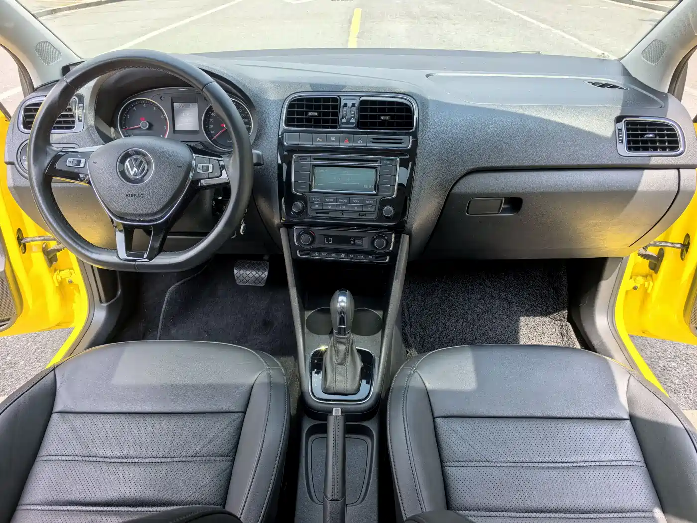 Volkswagen Polo 2014 1.6L Automatic Luxury Edition фото 6