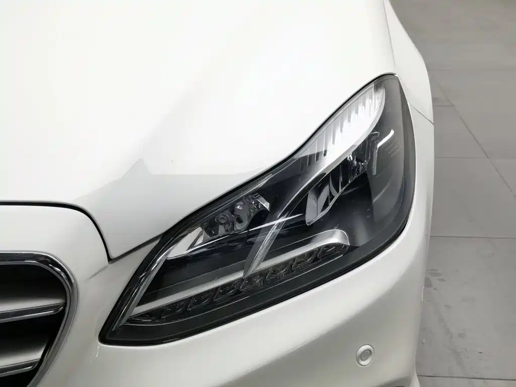 صورة 7 - Mercedes-Benz E-Class