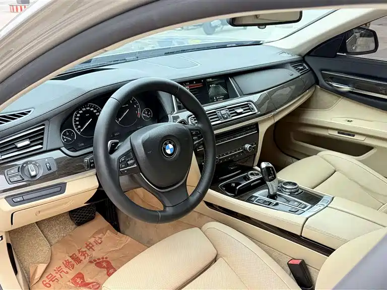 BMW 7 Series 2013 Model 740Li Leading фото 8