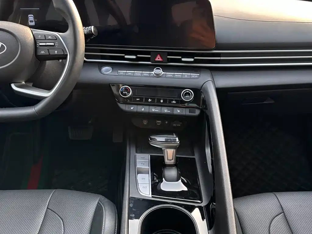 Hyundai Elantra 2023 Model 1.5L CVT LUX Premium Edition фото 22