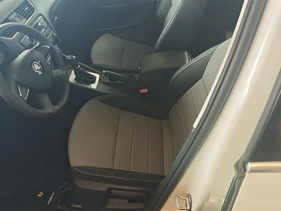 Škoda Octavia 2016 1.6L Automatic Pioneer Edition фото 9