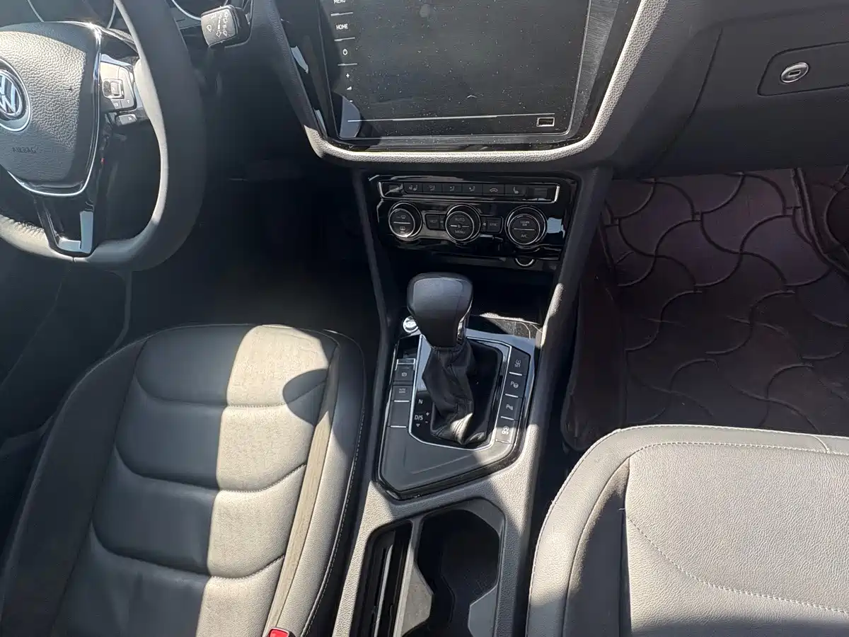 Photo 8 - Volkswagen Tiguan L
