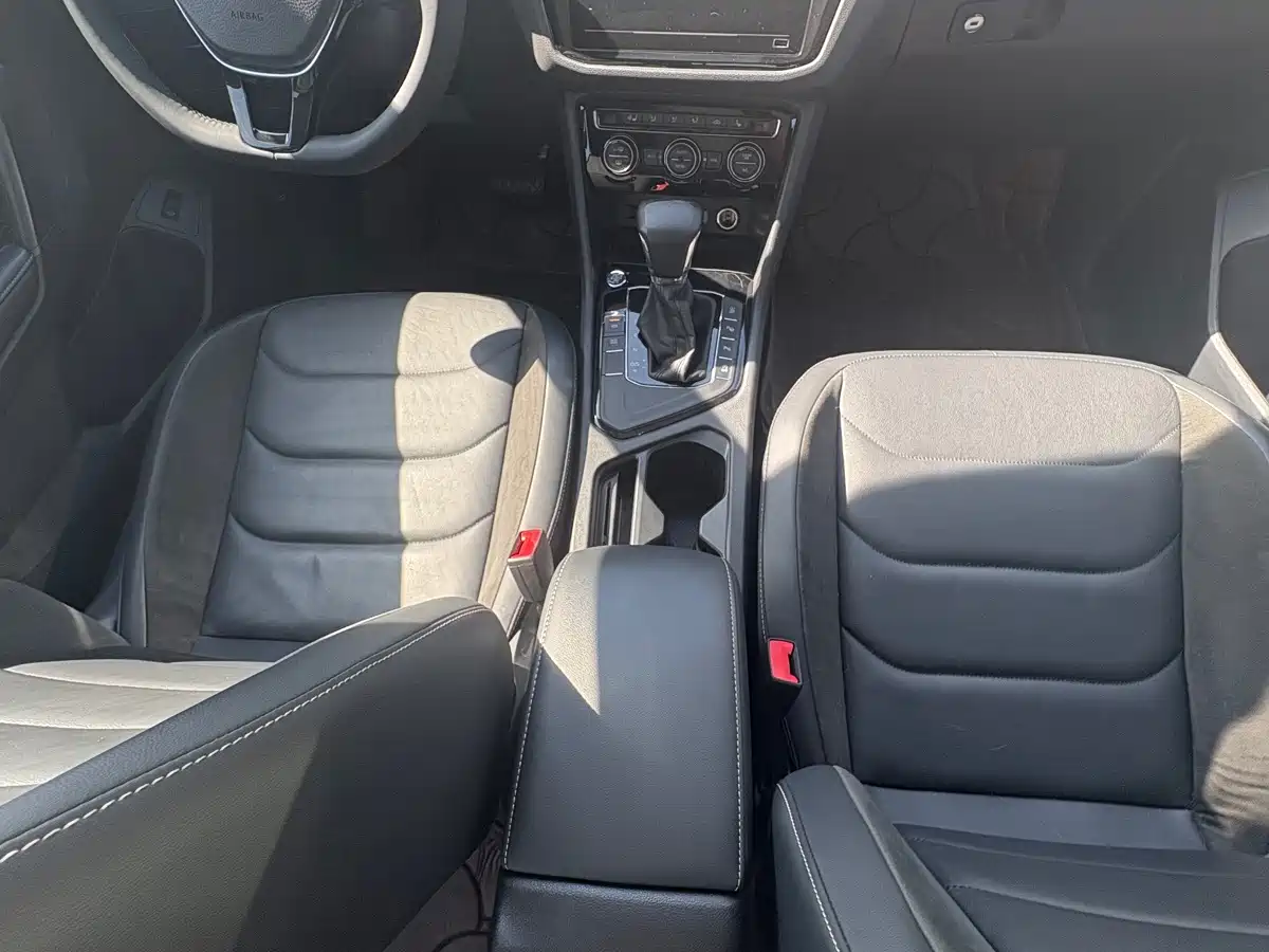 Photo 13 - Volkswagen Tiguan L