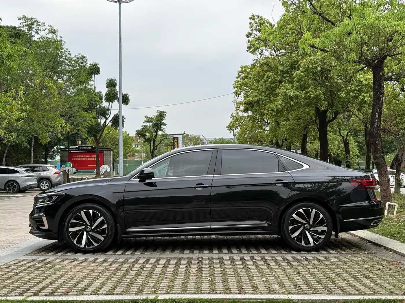 Volkswagen Passat 2022 330TSI Elite Edition фото 10