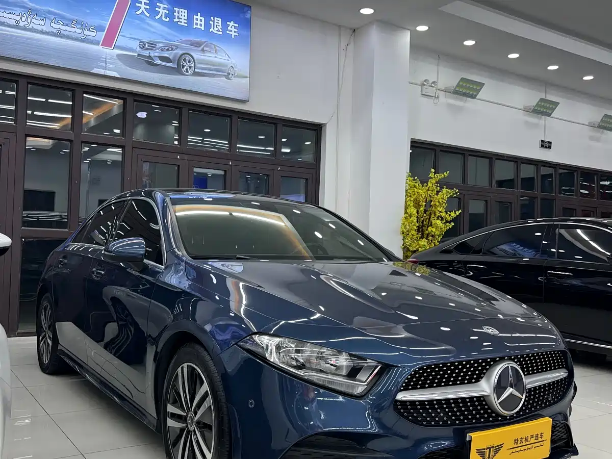 Mercedes-Benz A-Class 2019 A 180 L Sport Sedan фото 3
