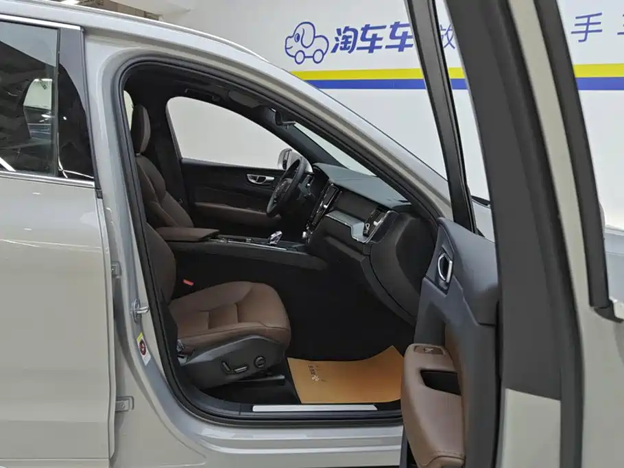 Фото 8 - Volvo XC60