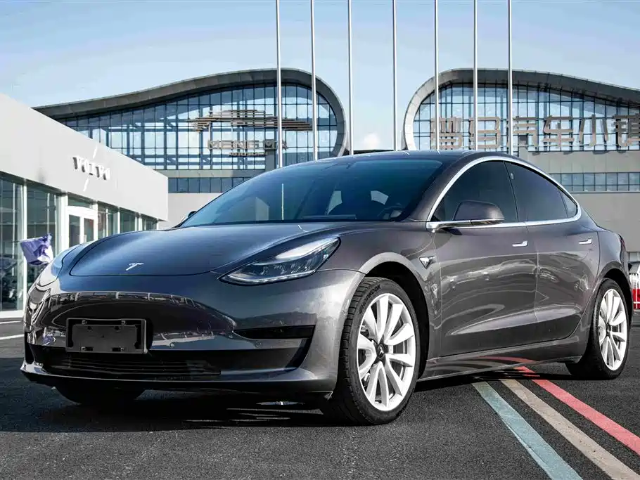 Фото 1 - Tesla Model 3