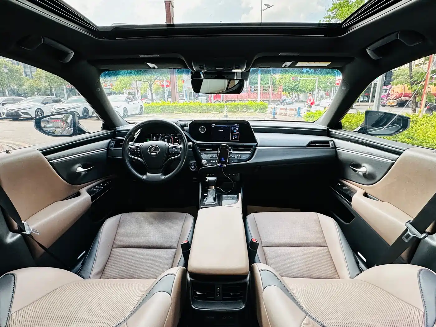 Lexus ES 2021 300h Luxury Edition фото 24