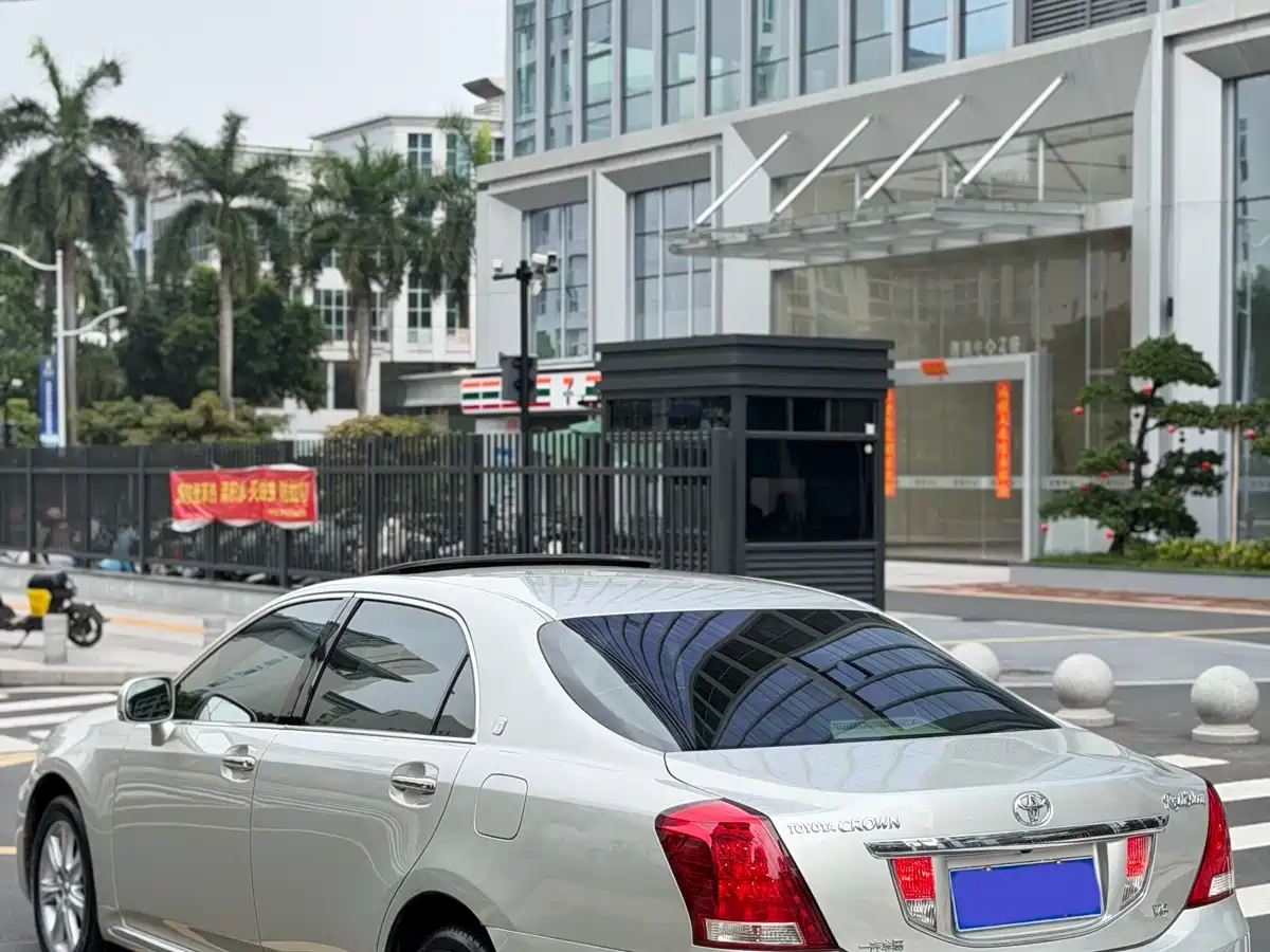 Toyota Crown 2010 3.0L Royal Saloon фото 12