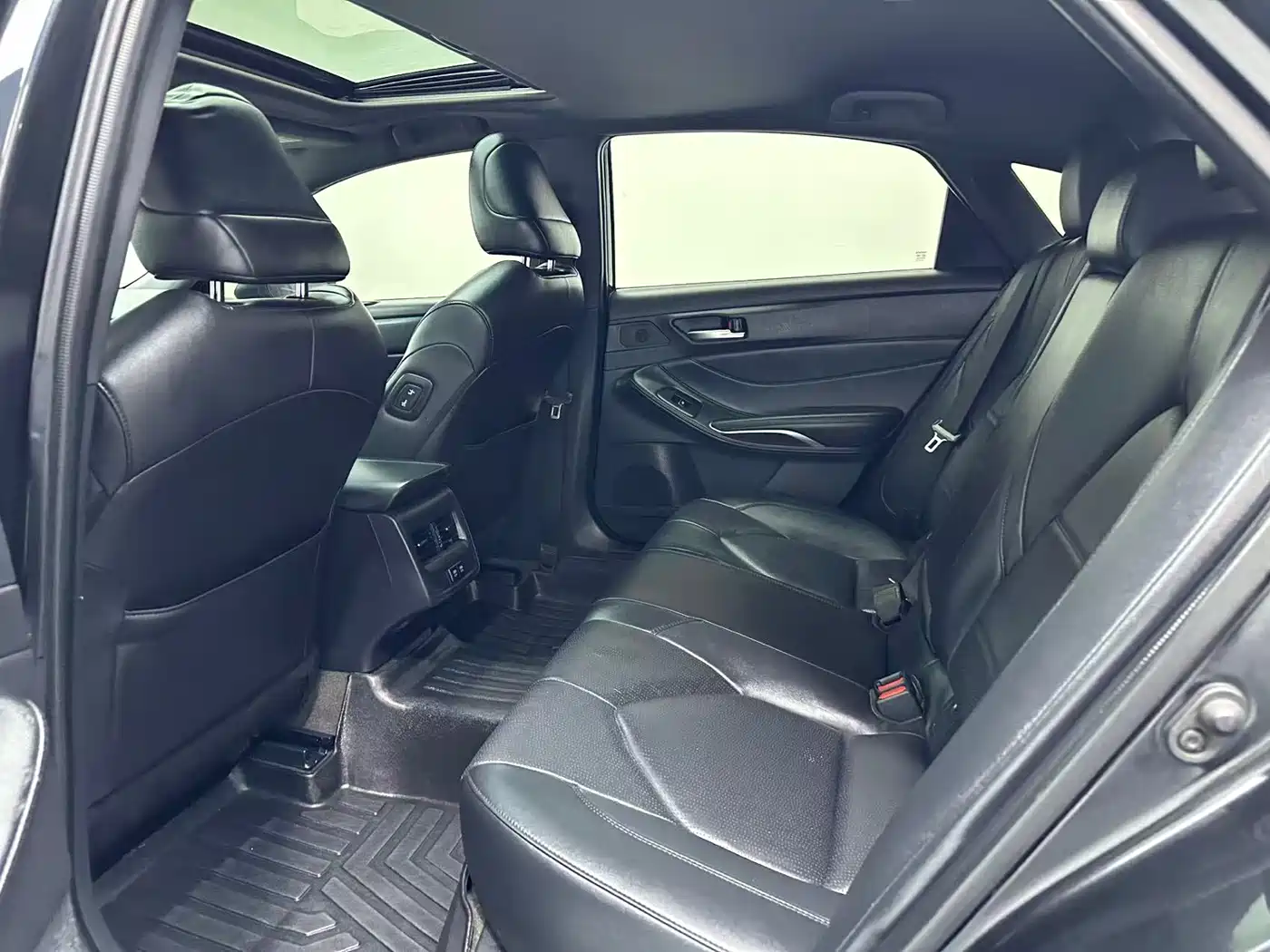 Toyota Avalon 2022 2.0L Luxury Edition фото 6