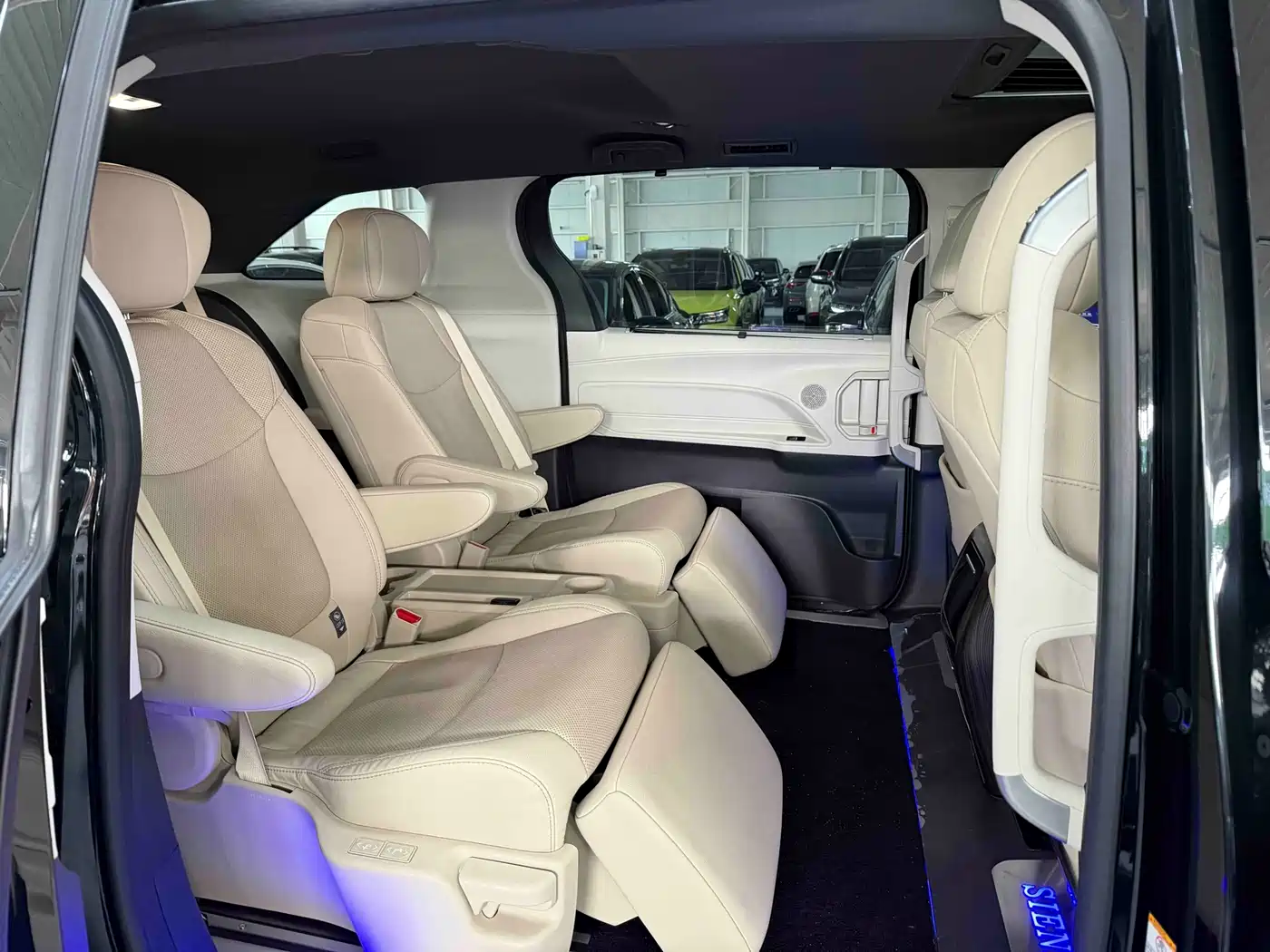 Toyota Sienna 2023 2.5L Hybrid Premium Edition фото 16