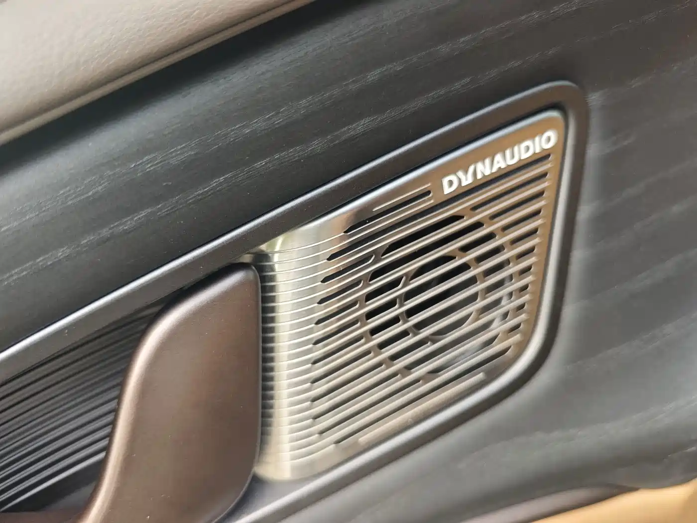 Denza D9 2023 2022 EV 600 4WD Prestige Model