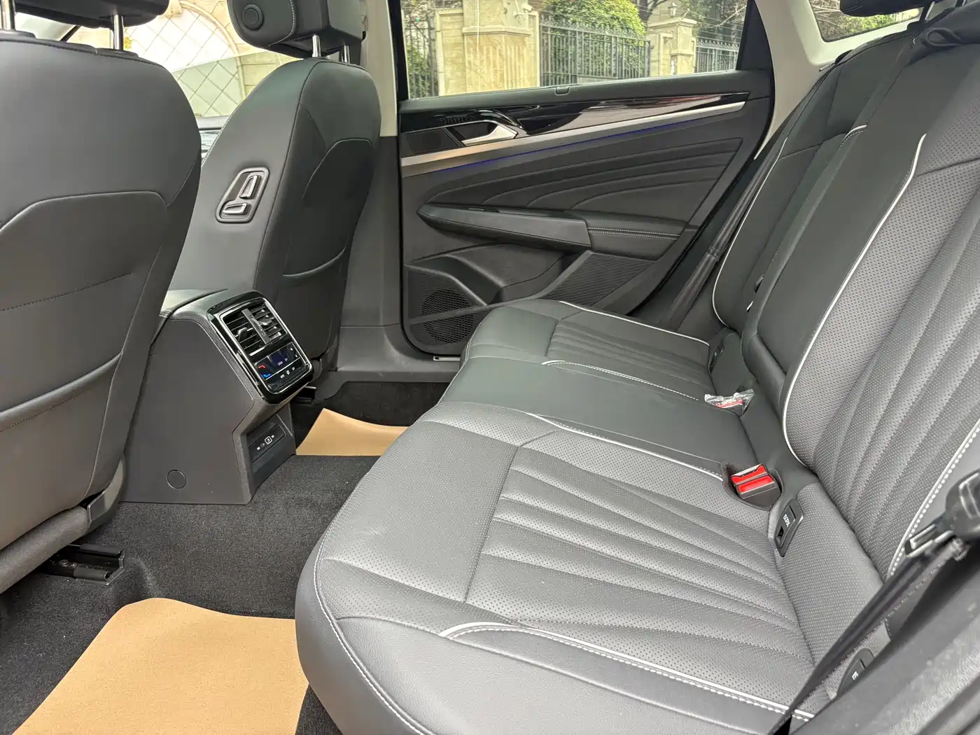 Volkswagen Passat 2024 380TSI Luxury фото 14