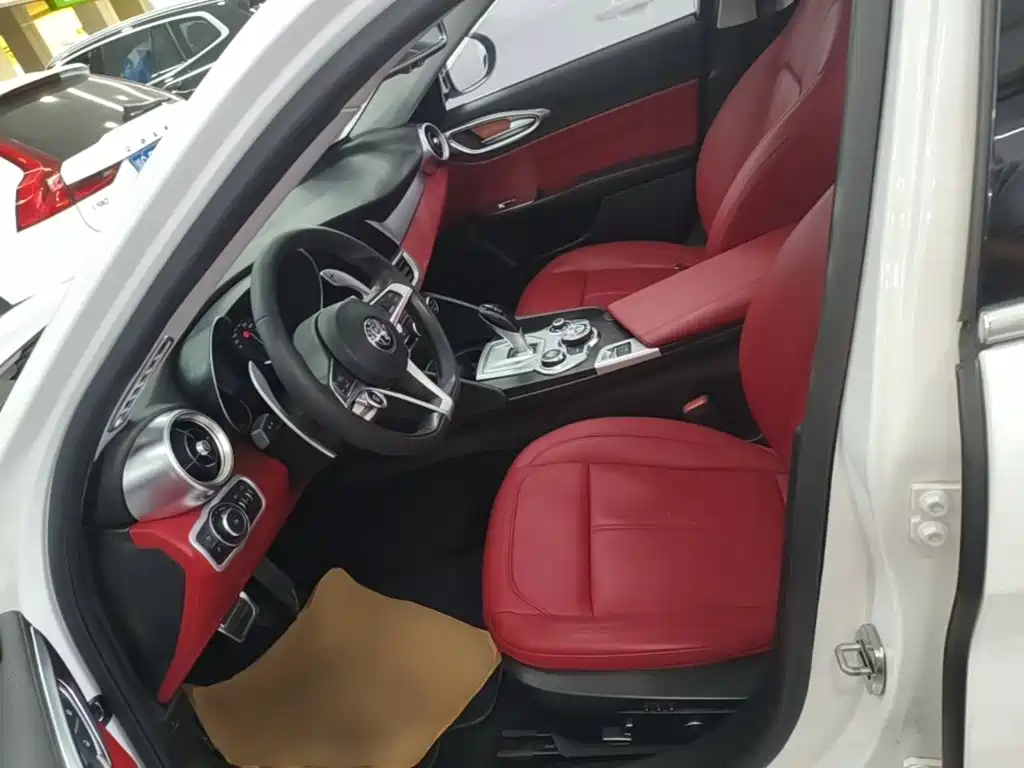 Alfa Romeo Giulia 2018 2017 2.0T 280HP Luxury Edition