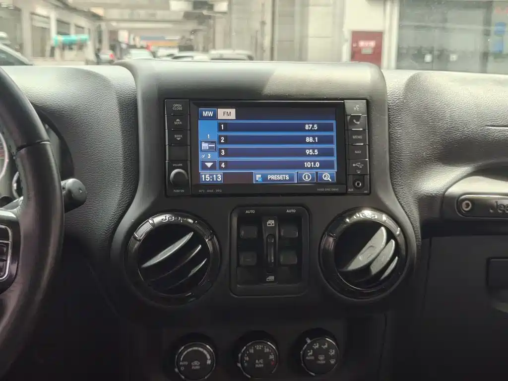 Photo 18 - Jeep Wrangler